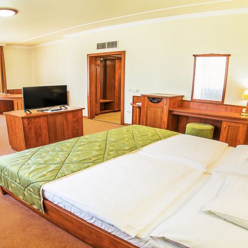 Apartament 2-osobowy mieszczący się w nowy skrzydle budynku i z balkonem Deluxe z 1 pomieszczeniem sypialnianym (możliwa dostawka)