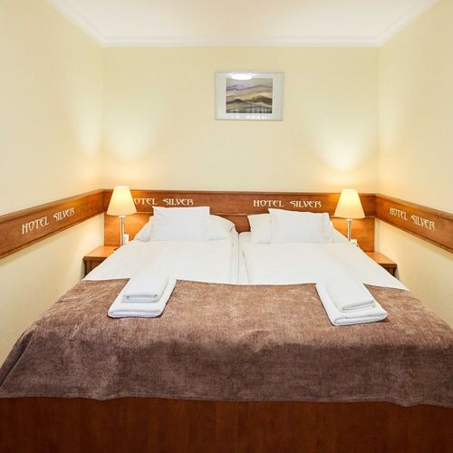 Apartament 4-osobowy z aneksem kuchennym pokój od strony basenu z 2 pomieszczeniami sypialnianymi