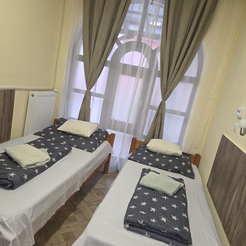 Camera twin la parter cu vedere spre grădină