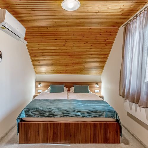Apartament cu vedere spre râu pentru 6 pers. (se inchirieaza doar integral)