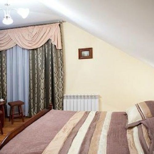Pokoj se společnou kuchyňkou  s manželskou postelí