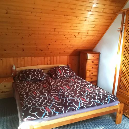 Casă de vară familial(ă) întreaga unitate pentru 8 pers. (se inchirieaza doar integral)