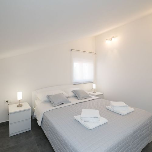 Apartament cu balcon cu aer condiționat cu 2 camere pentru 4 pers. (se poate solicita pat suplimentar)