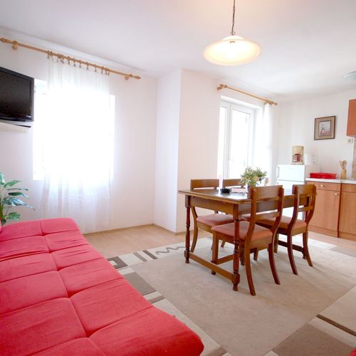 Apartament tourist la parter cu 1 camera pentru 2 pers. (se poate solicita pat suplimentar)