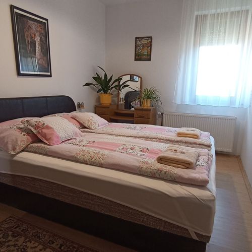 Apartament 2-osobowy na parterze z łazienką z 1 pomieszczeniem sypialnianym (możliwa dostawka)