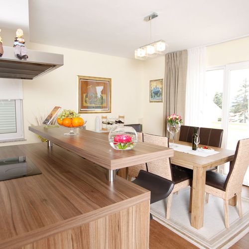 Apartament la etaj cu vedere spre mare cu 3 camere pentru 5 pers.