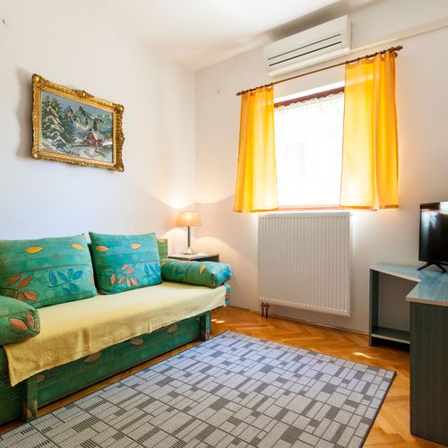 Apartament tourist la parter cu 1 camera pentru 2 pers.