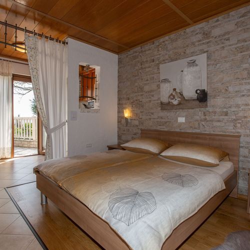 "A" Bungalow (jako celek) s manželskou postelí s částečným výhledem na moře