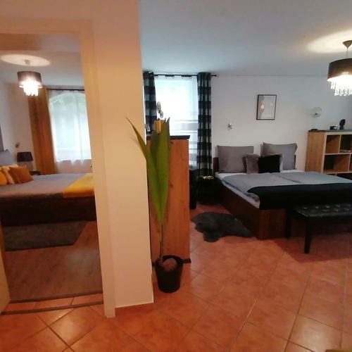 Apartament la parter cu terasă pentru 4 pers. (se inchirieaza doar integral)