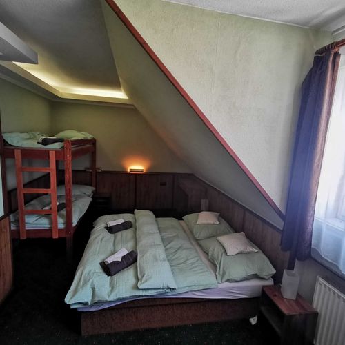 Camera twin cu duș (se poate solicita pat suplimentar)