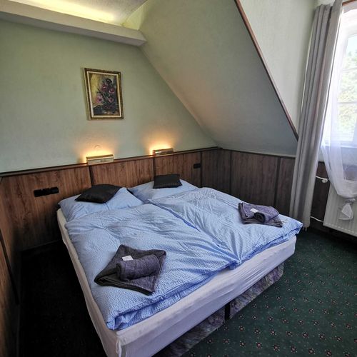 Camera twin cu duș
