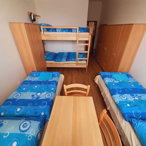 Pokoj se sprchou se společnou kuchyňkou pro 4 os.