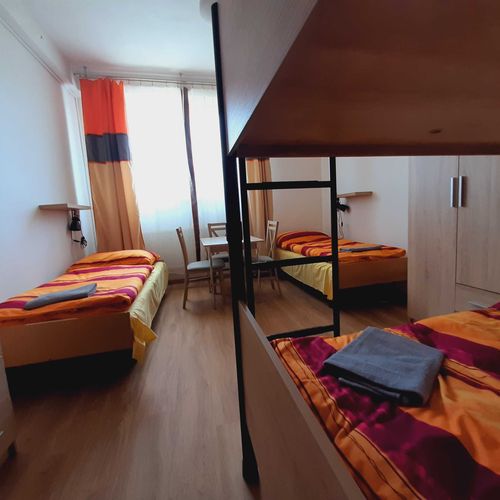 Pokoj se sprchou se společnou kuchyňkou pro 4 os.
