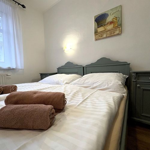 Pokoj se sprchou  s manželskou postelí