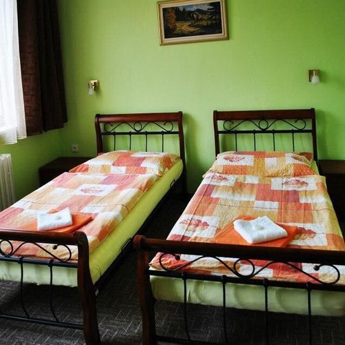 Camera tripla cu duș