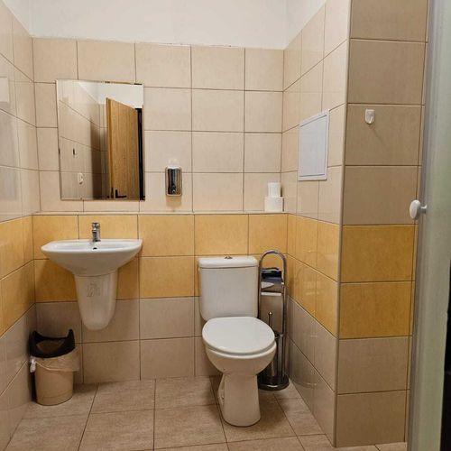 Camera cvadrupla cu duș tV cu ecran plat