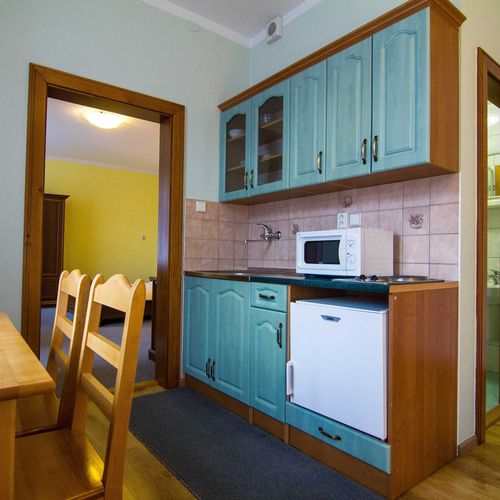 Apartament 5-osobowy z prysznicem z aneksem kuchennym (możliwa dostawka)