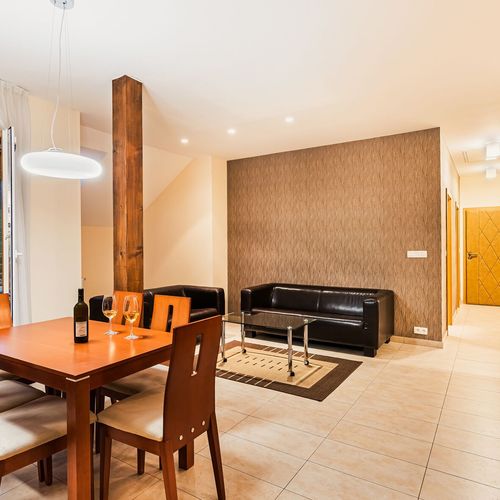 Apartament deluxe cu duș cu 3 camere pentru 6 pers. (se poate solicita pat suplimentar)