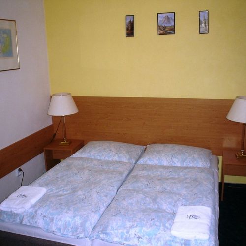 Camera cvadrupla cu duș cu terasă