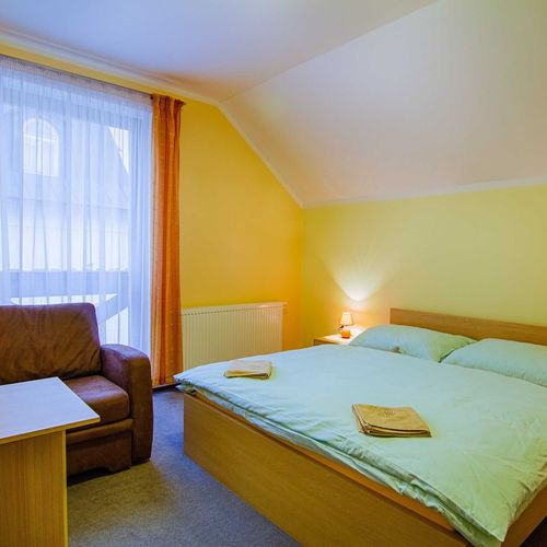 Apartament cu duș cu chicinetă proprie cu 2 camere pentru 4 pers. (se poate solicita pat suplimentar)
