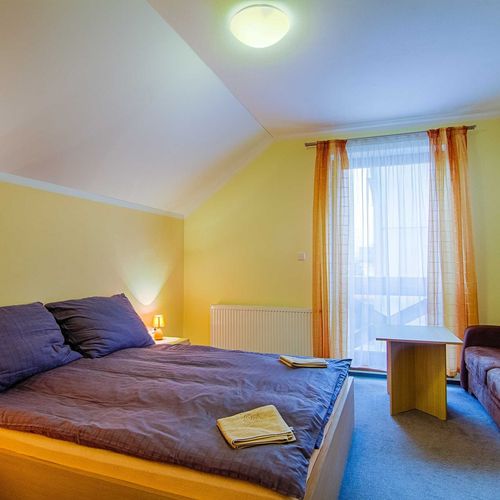 Apartament cu duș cu chicinetă proprie cu 2 camere pentru 4 pers. (se poate solicita pat suplimentar)