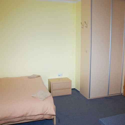 Apartament cu duș cu chicinetă proprie cu 1 camera pentru 2 pers.