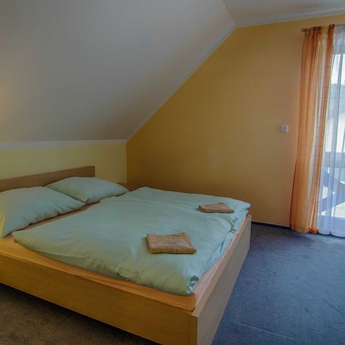 Apartament cu duș cu chicinetă proprie cu 2 camere pentru 5 pers. (se poate solicita pat suplimentar)