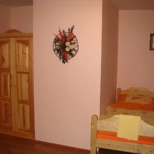 Camera dubla cu duș cu chicinetă proprie