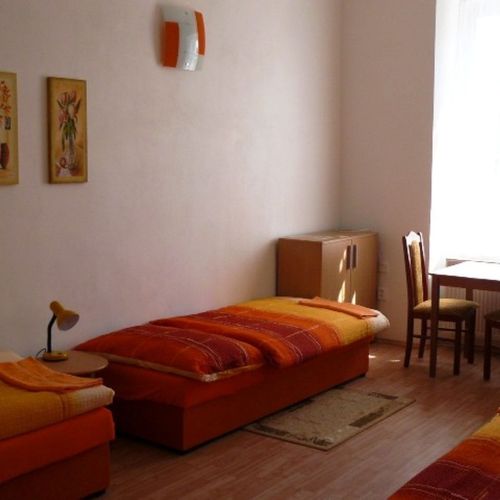 Camera cvadrupla cu duș cu chicinetă proprie