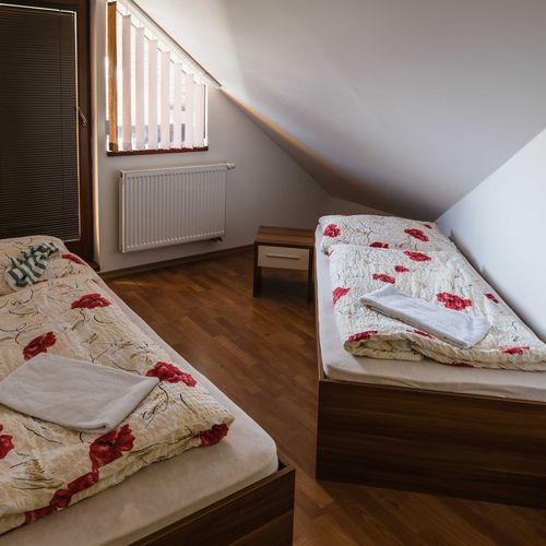 Apartament cu duș cu chicinetă proprie cu 2 camere pentru 5 pers. (se poate solicita pat suplimentar)