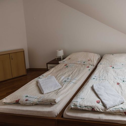 Apartament cu duș cu chicinetă proprie cu 2 camere pentru 5 pers. (se poate solicita pat suplimentar)