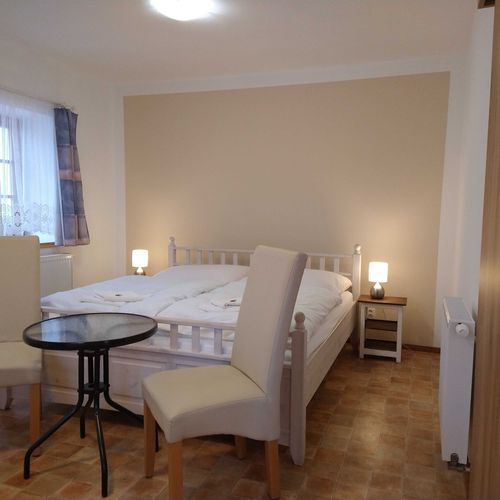 Apartament la parter cu chicinetă proprie cu 1 camera pentru 2 pers.