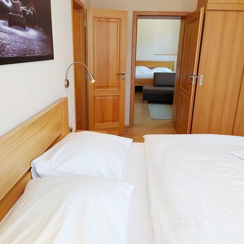 Apartament family cu duș cu 1 camera pentru 2 pers. (se poate solicita pat suplimentar)