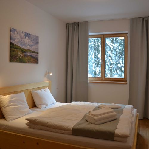 Apartman s balkónem s privátní koupelnou mimo apartmán s manželskou postelí s 1 ložnicí (s možností přistýlky)