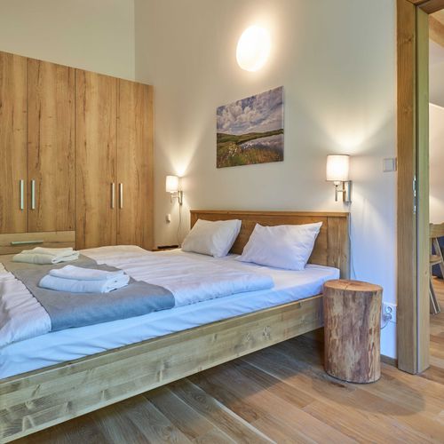 Apartman s balkónem s privátní koupelnou mimo apartmán pro 4 os. se 2 ložnicemi (s možností přistýlky)