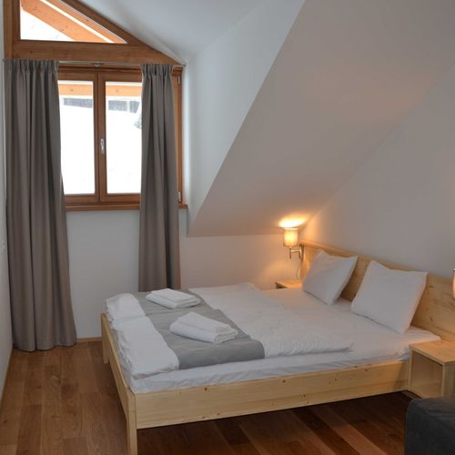 Apartman s balkónem s privátní koupelnou mimo apartmán pro 5 os. se 2 ložnicemi (s možností přistýlky)