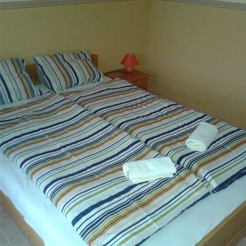 Apartament la parter cu balcon cu 2 camere pentru 4 pers.