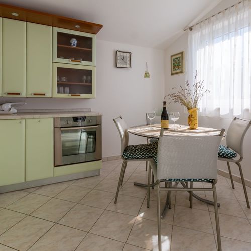 Apartament la etaj cu vedere spre mare cu 2 camere pentru 4 pers.