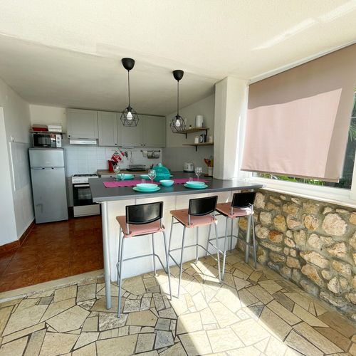 Apartament la parter cu vedere spre mare cu 3 camere pentru 5 pers.