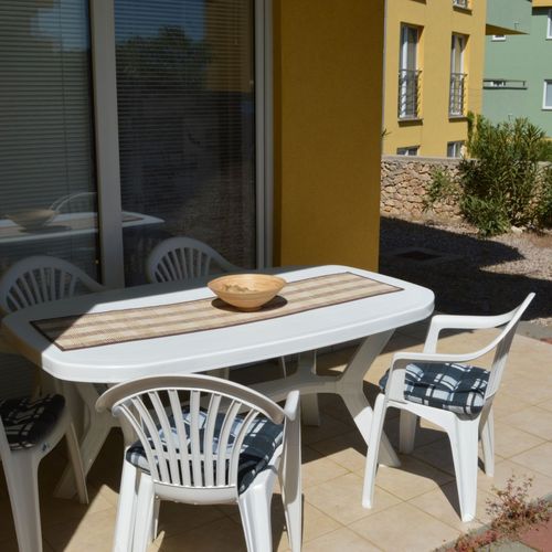 Apartament la parter cu grădină cu 2 camere pentru 4 pers. (se poate solicita pat suplimentar)