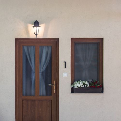 Classic Apartman (jako celek) s manželskou postelí s výhledem do dvora