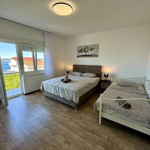 Apartament la etaj cu vedere spre mare cu 1 camera pentru 3 pers.