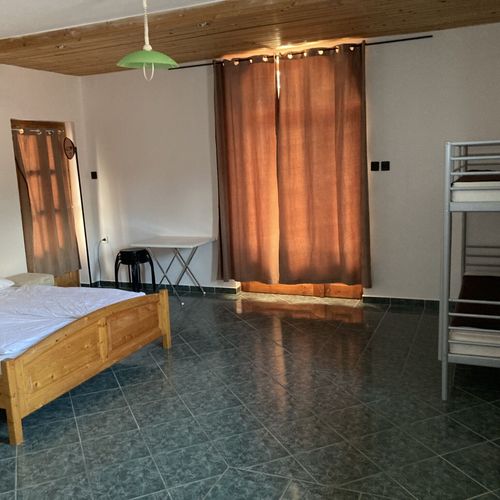 Apartament cu balcon cu vedere spre curte cu 1 camera pentru 3 pers.