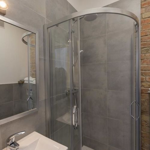 Apartament 2-osobowy z łazienką z aneksem kuchennym z 1 pomieszczeniem sypialnianym