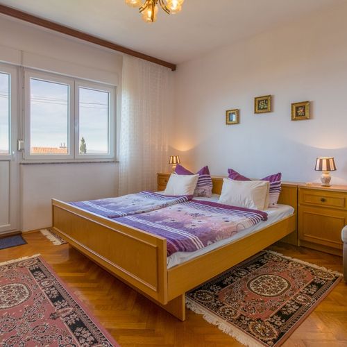 Apartament la etaj cu vedere spre mare cu 3 camere pentru 5 pers.
