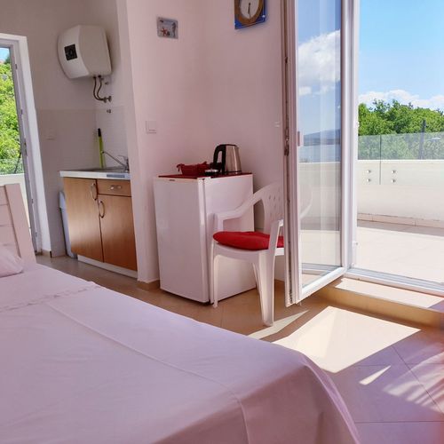 Apartament la etaj cu vedere spre mare cu 1 camera pentru 2 pers.