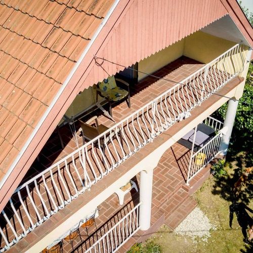 Apartament la etaj cu balcon cu 2 camere pentru 4 pers. (se poate solicita pat suplimentar)