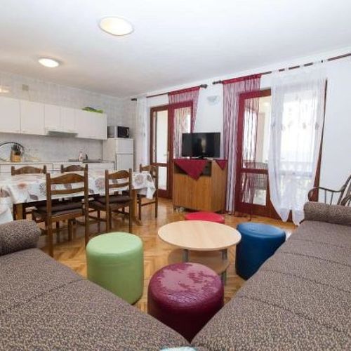 Apartman pro 7 os. se 3 ložnicemi s výhledem na moře na poschodí