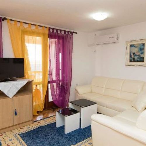 Apartman pro 6 os. se 3 ložnicemi s výhledem na moře na poschodí