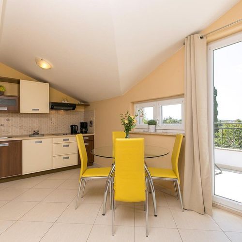 Apartament mansardă cu vedere parțială spre mare cu 1 camera pentru 2 pers.